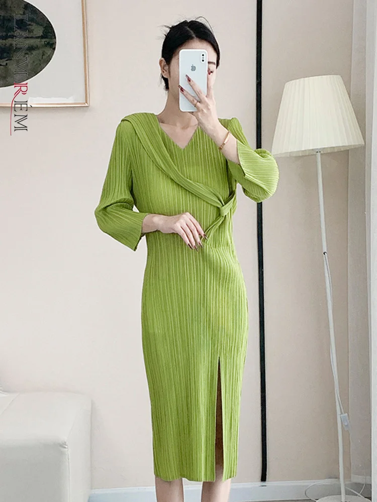 

Женское асимметричное плиссированное платье LANMREM, платье средней длины с v-образным вырезом и длинным рукавом, новинка 2023, весенняя одежда, 2Q1276