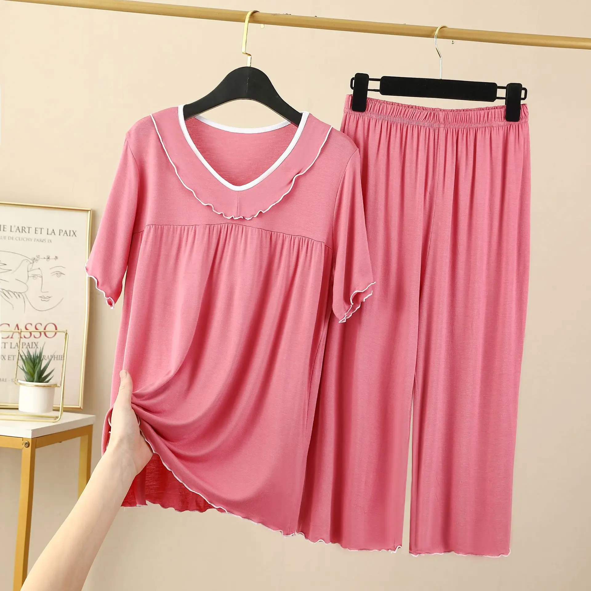 Пижамный комплект женский с V-образным вырезом из брюк-капри коротким рукавом