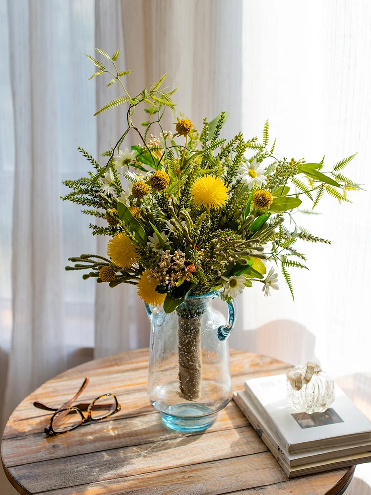 

Designer's hand simulated bouquet flower craft holds flowers and light luxury table flowers