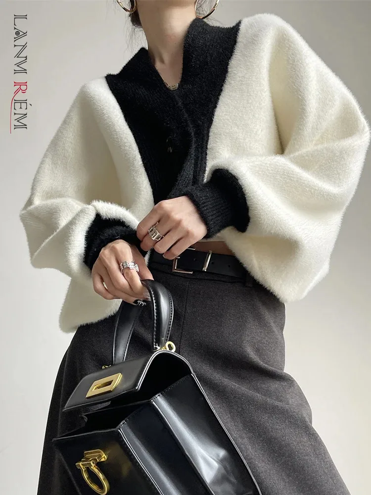 

[LANMREM] Spliced Contrast Color Cardigan Sweater For Women V Neck Long Sleeve Warm Female Coats 2023 Winter New 26D7356