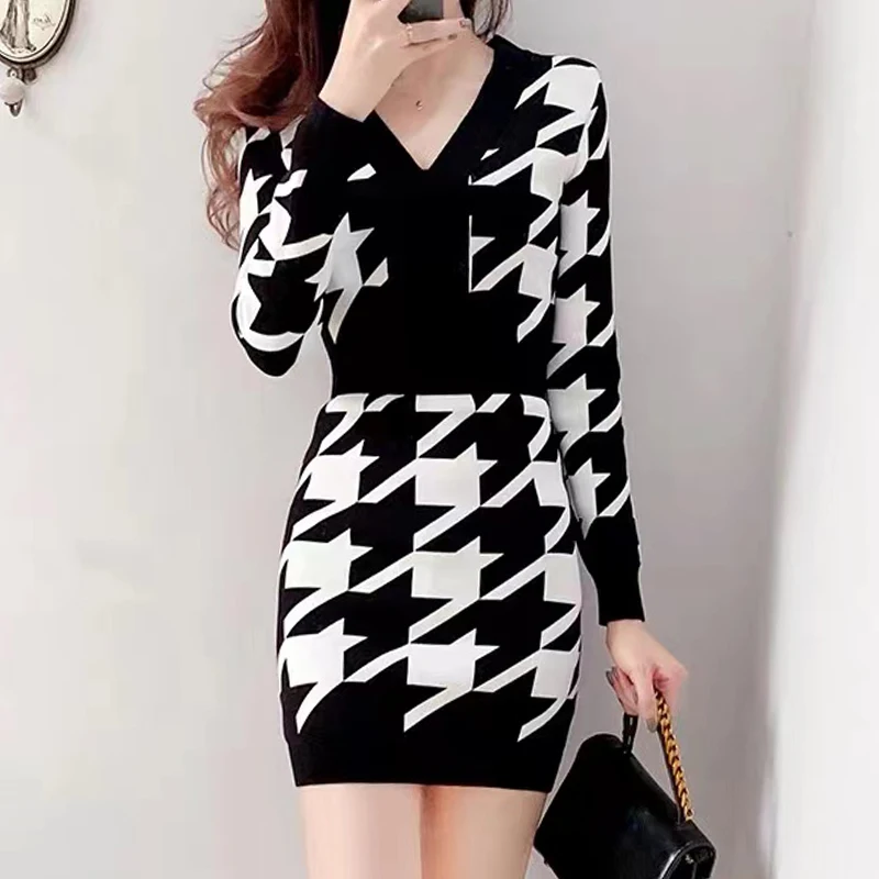 

Temperament V-Neck Comfortable Long-Sleeved Beautiful Printed Knitted Women'S Autumn New Fashion Slim Bottoming Bag Hip Dress