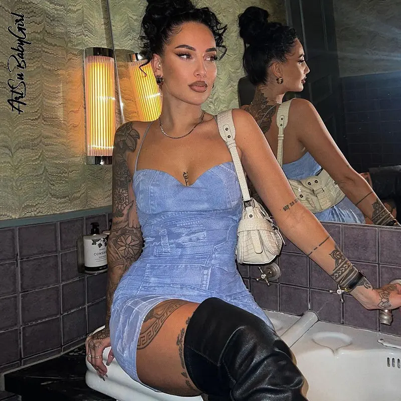 

Женское облегающее мини-платье с открытыми плечами и принтом