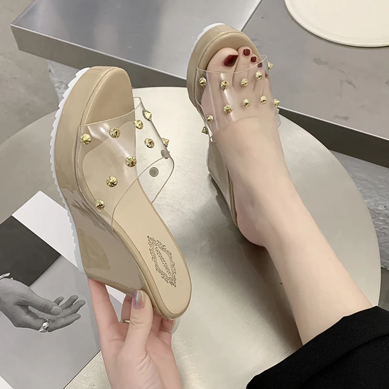 

Beach Shoes On A Wedge Transparent Slippers Slipers Women Heeled Mules Platform Luxury Slides Rivet Sabot 2023 High Designer Rub