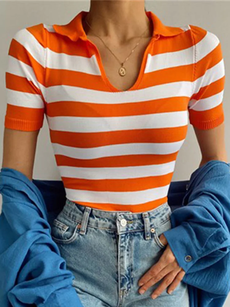 Женская трикотажная рубашка-поло в полоску с коротким рукавом и V-образным