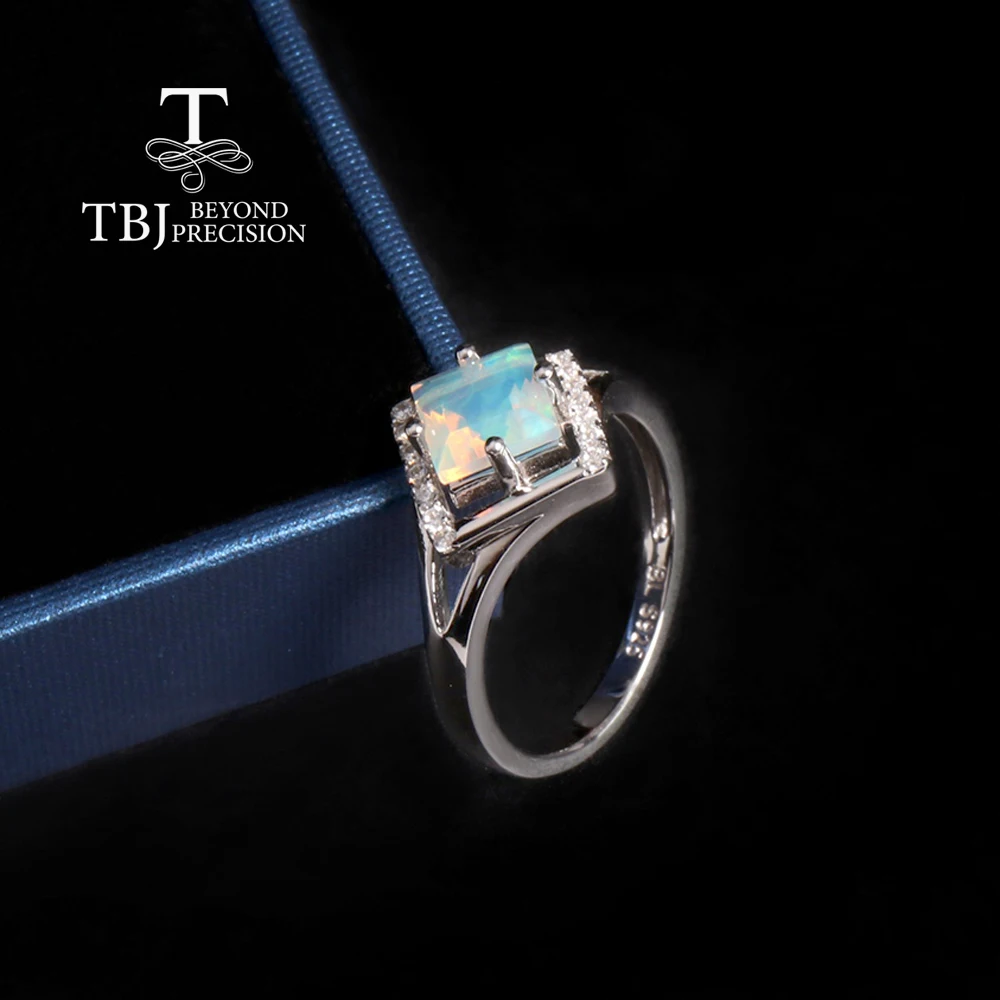 Женское кольцо из серебра 925 пробы с натуральным опалом