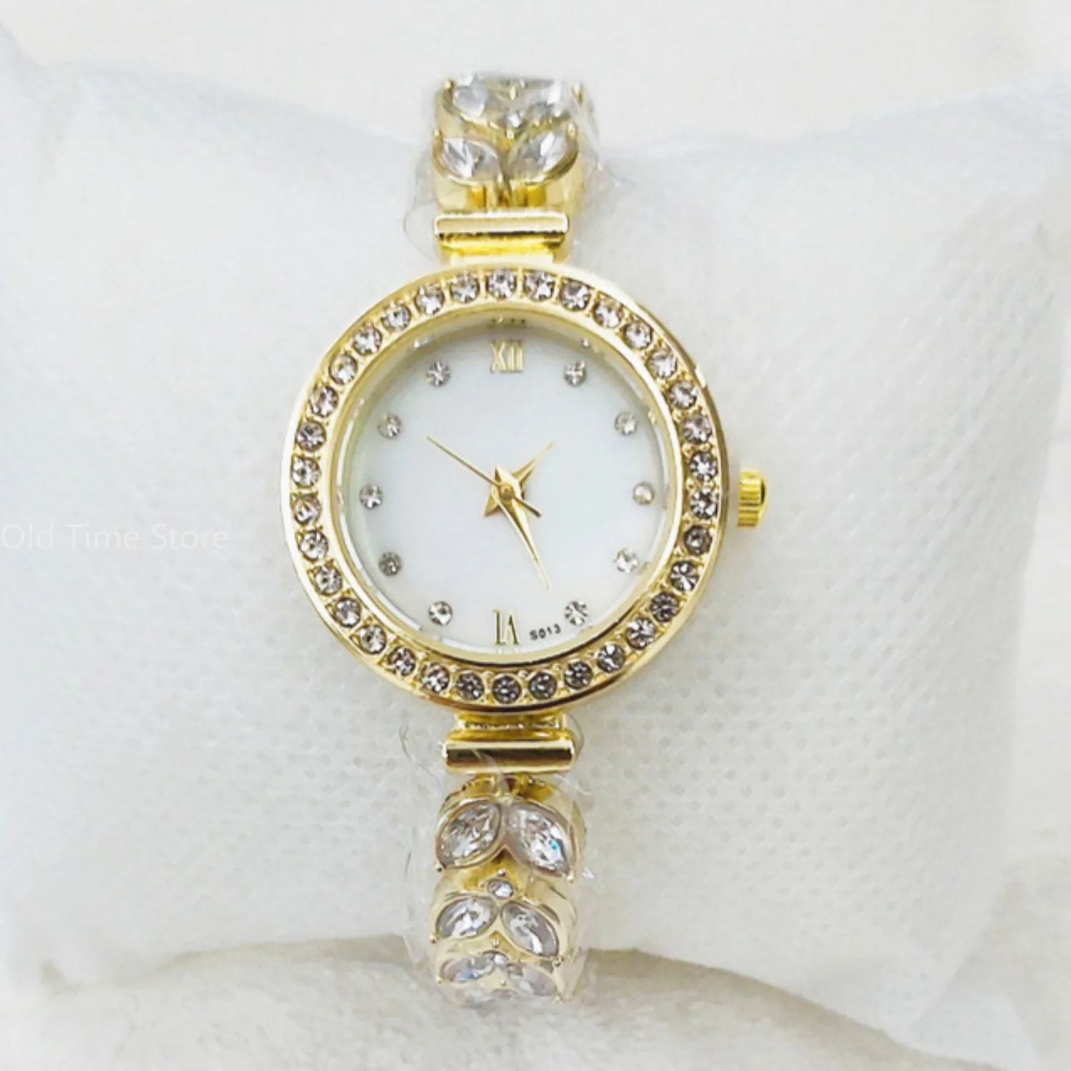 Женские кварцевые часы с ремешком под золото