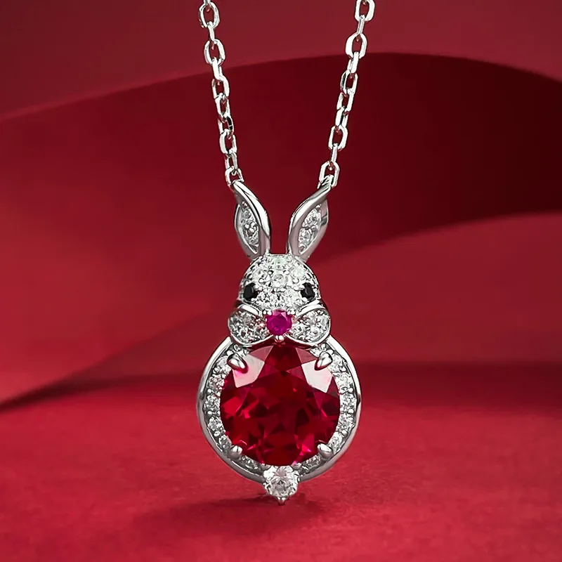 

2023 Seasonal New Original Rabbit Pendant 8.0mm Pigeon Blood Red High Carbon Diamond Full Diamond Necklace Female