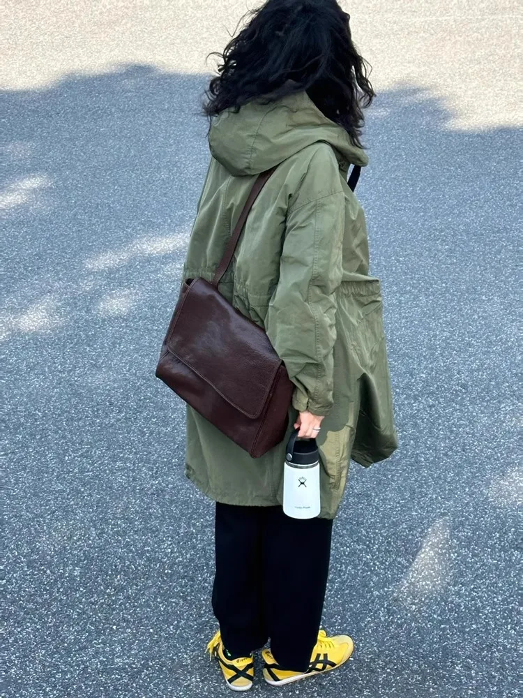 Тренчкот женский длинный армейского зеленого цвета с капюшоном средней длины