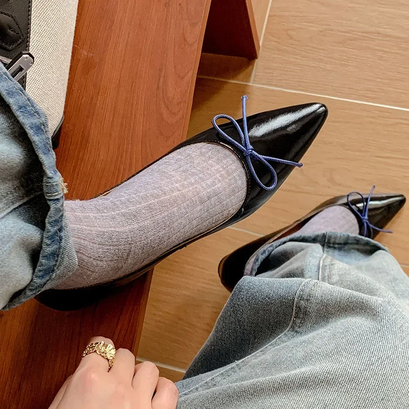 Серебряные туфли-лодочки из лакированной кожи на низком каблуке с