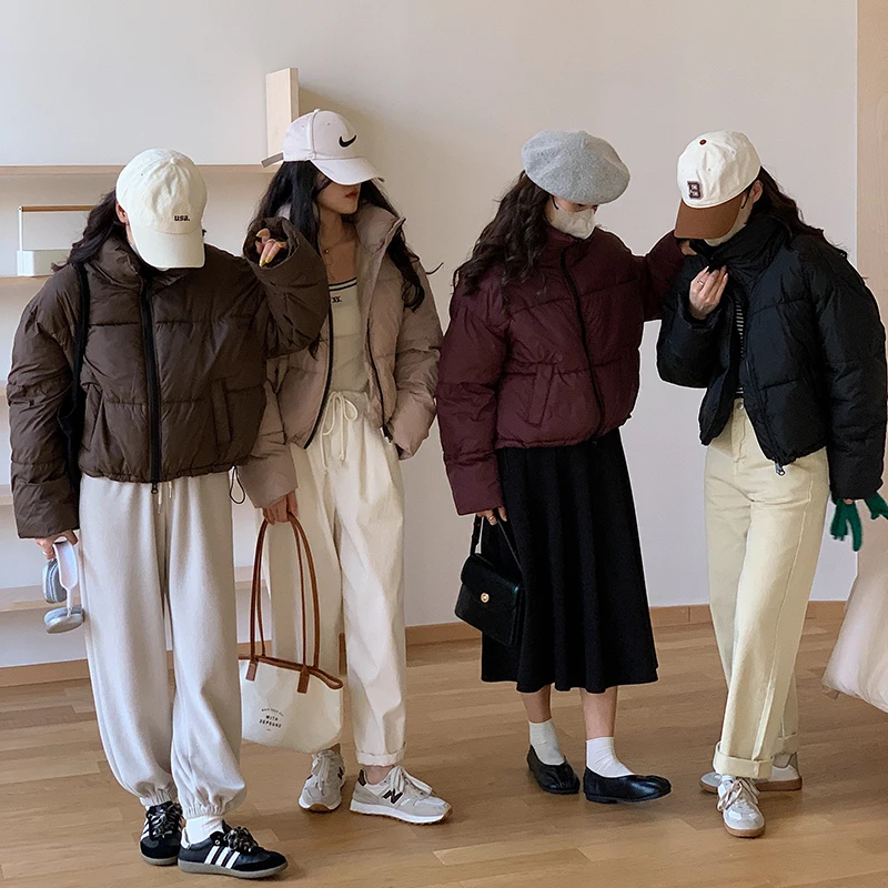 

Короткий пуховик в студенческом стиле, новинка зимы 2023, Корейская версия, свободная и плотная куртка с принтом хлеба, хлопковая куртка для женщин