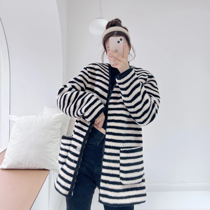 

2022 New Genuine Lamb Fur Overcoats Autumn Winter Women Vintage V-neck Natural Lamb Fur Jackets Female Tops Striped Coats F122