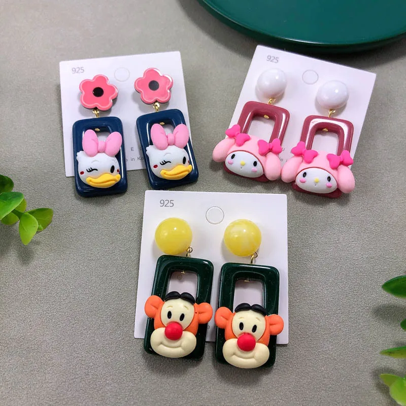

Sanrioed Hellokitty Earrings Melody Kuromi Ear Clip Kawaii Linabell Pendant Girl Fashion Daisy Duck Panda Versatile Stud Jewelry