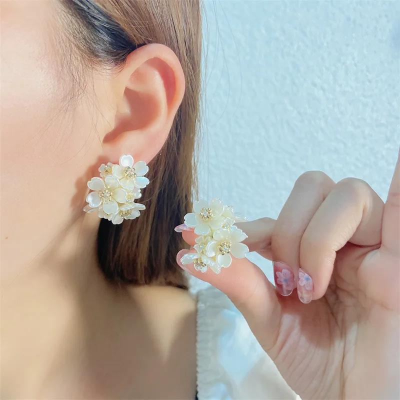 

2023 New Ins Niche Fresh Flower Earrings Fashion Trend Simple Temperament Women's Versatile Earrings Wholesale