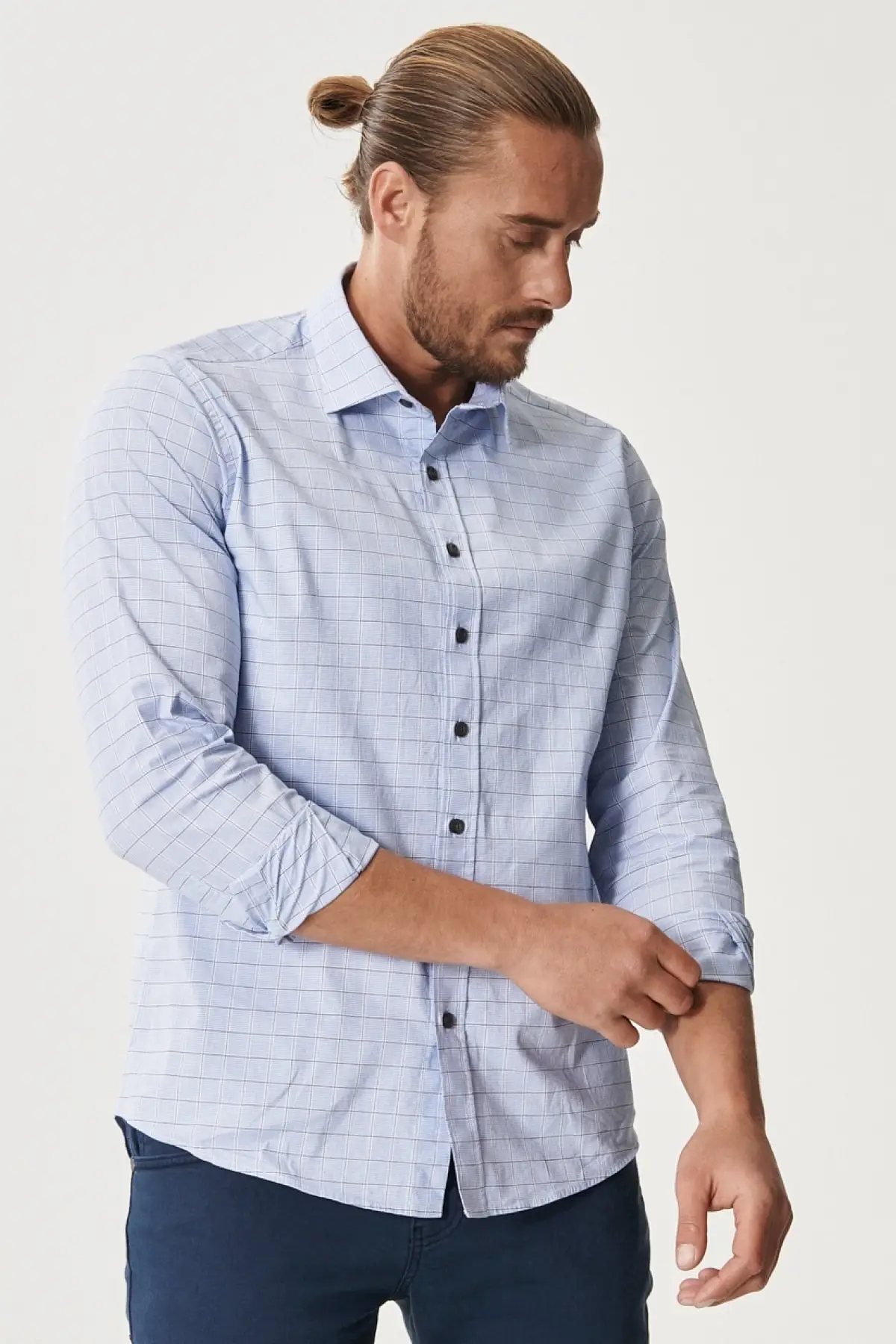 

Мужская классическая рубашка в клетку с узким вырезом