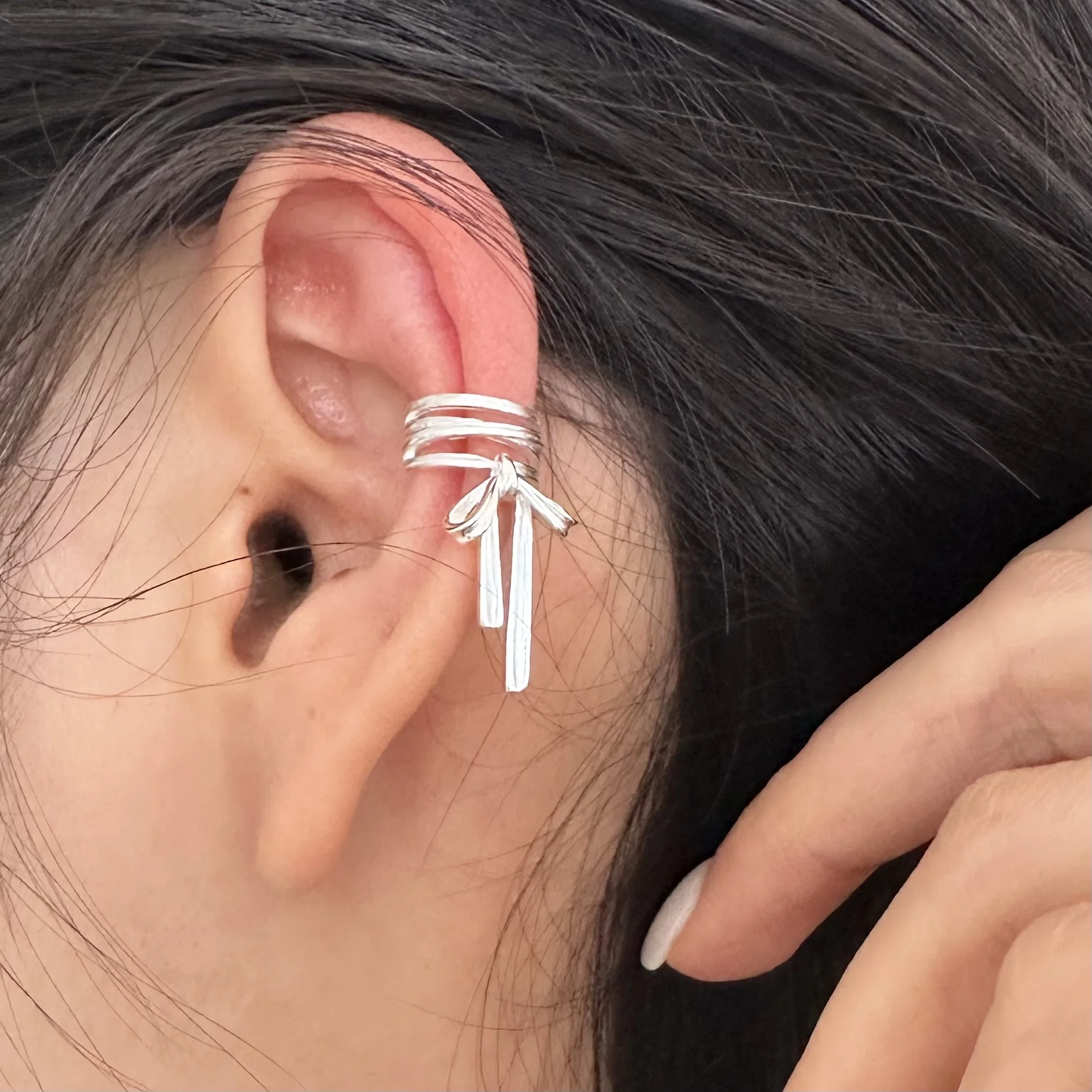 Серьги-клипсы женские с серебряным бантом и лентой