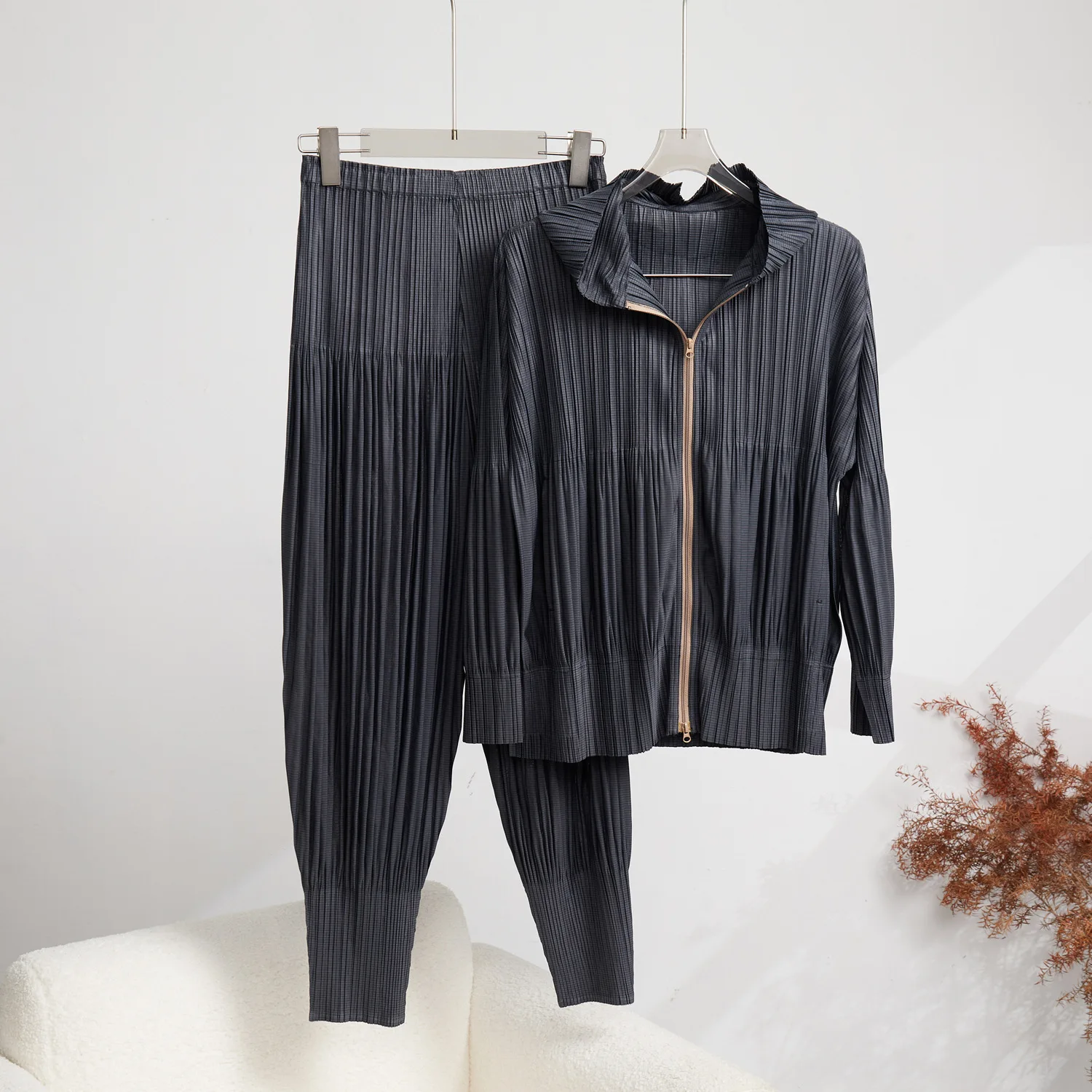 

Женский плиссированный комплект одежды Miyake, повседневный спортивный костюм из двух предметов, куртка с капюшоном и штаны-Шаровары свободного покроя, осень 2023