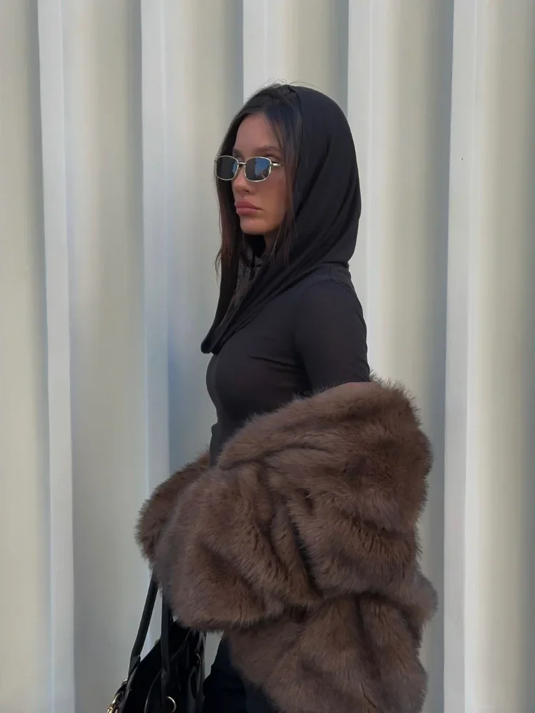 Женское пушистое пальто из искусственного меха с шоколадными лацканами