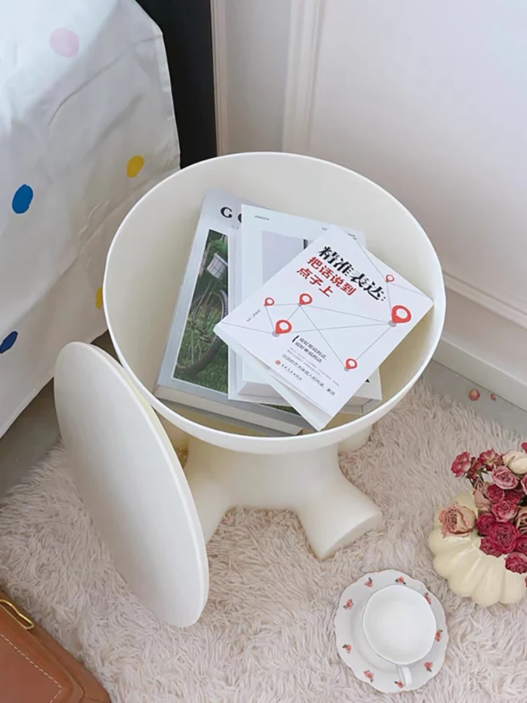 Кремовый столик в скандинавском стиле