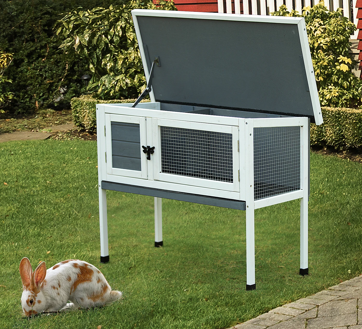 Маленький искусственный деревянный домик хорошего качества для домашних