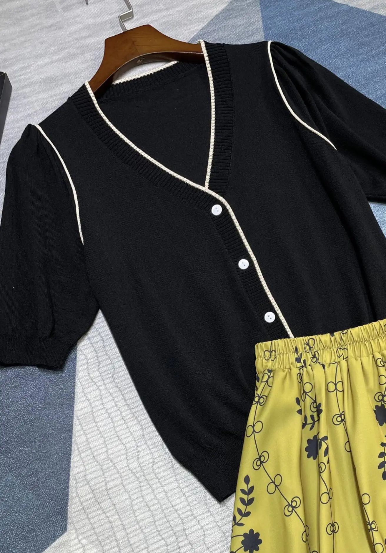 

2023 spring and summer women's clothing fashion new V-neck Knitted Cardigan Matching Printing Skirt Suit 0511