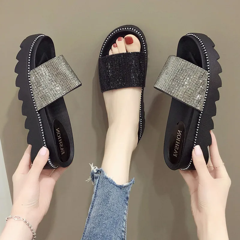 

Сланцы женские на танкетке, роскошные шлепанцы на средней платформе, дизайнерские модные домашние тапочки из искусственной резины, с блест...