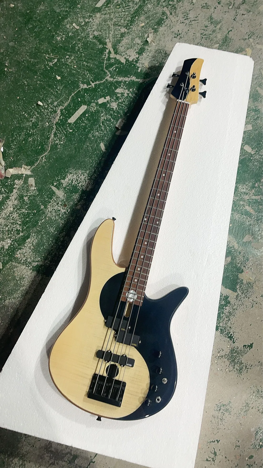 

4 струны, ясень, фотогитара с грифом из красного дерева, черная фурнитура, предложение по индивидуальному заказу