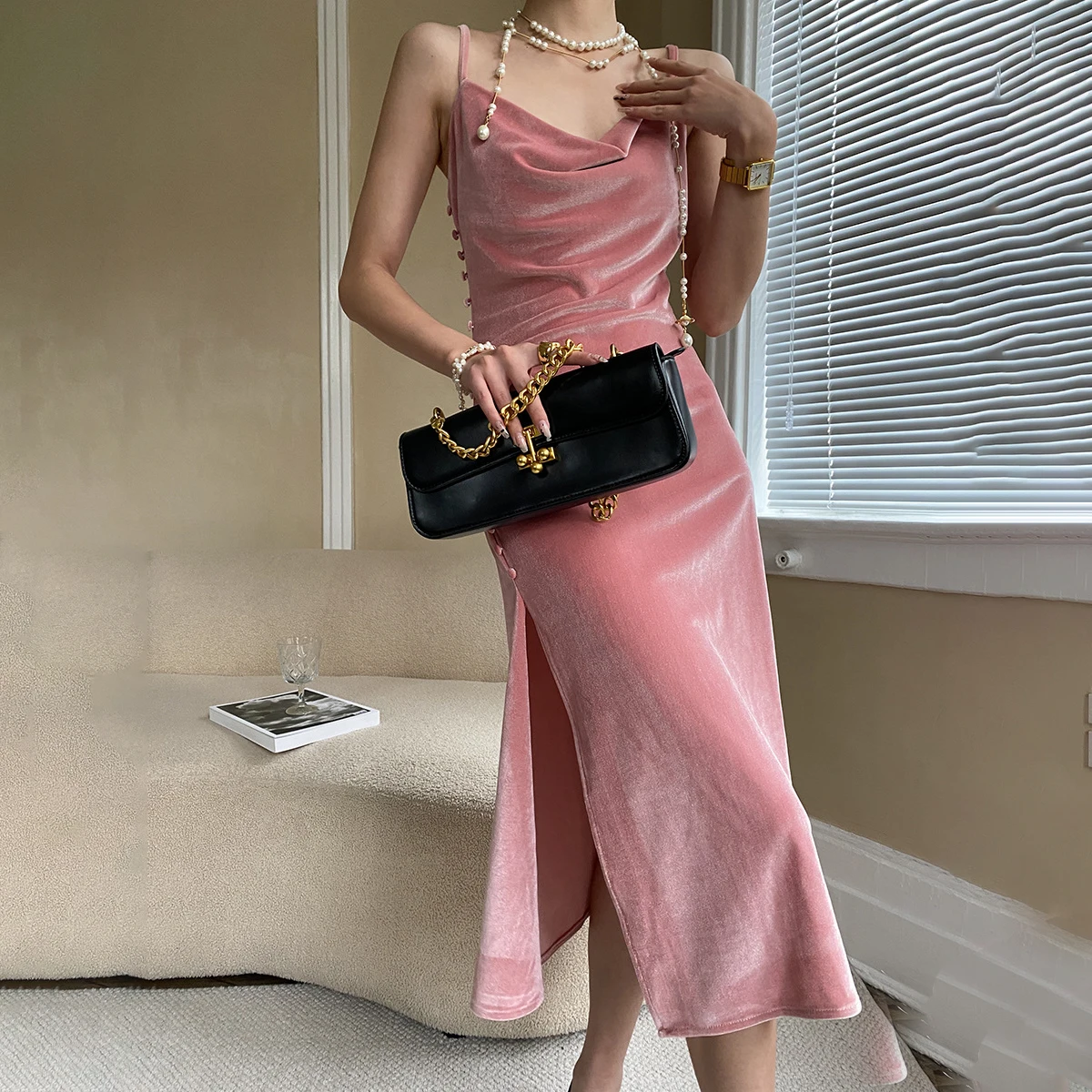 

Новая французская розовая черная бархатная юбка с разрезом, платье на бретелях, дизайнерский пуловер, темпераментный стиль