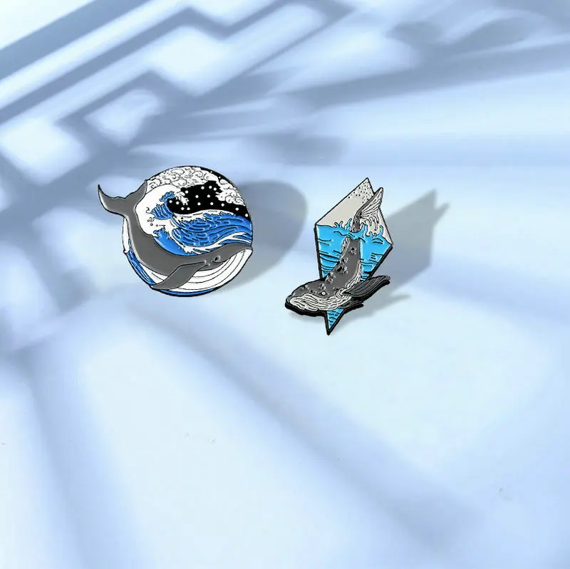 Эмалированные броши с китом и океаном