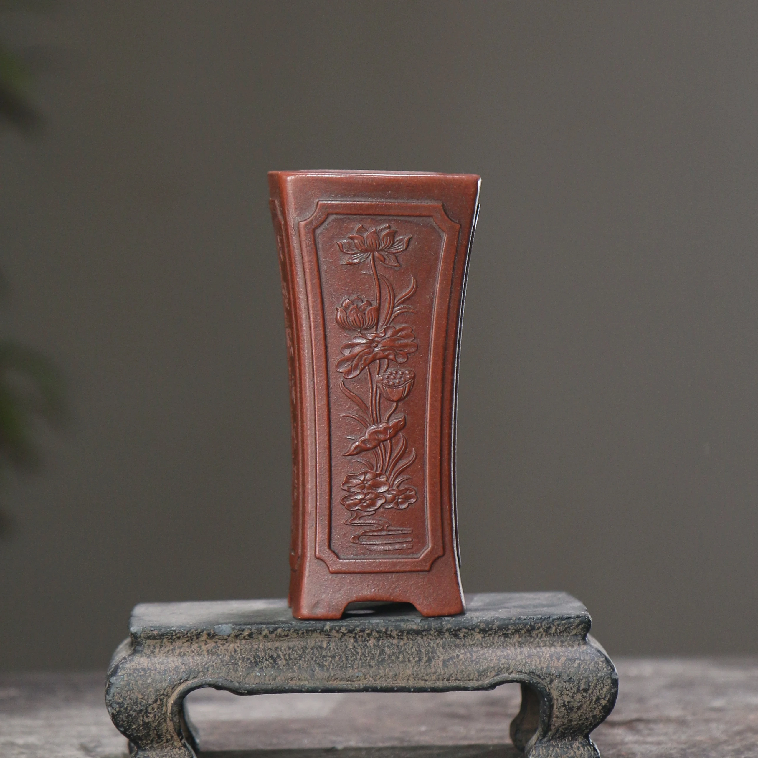 

Керамическая ваза для бонсай с узором лотоса