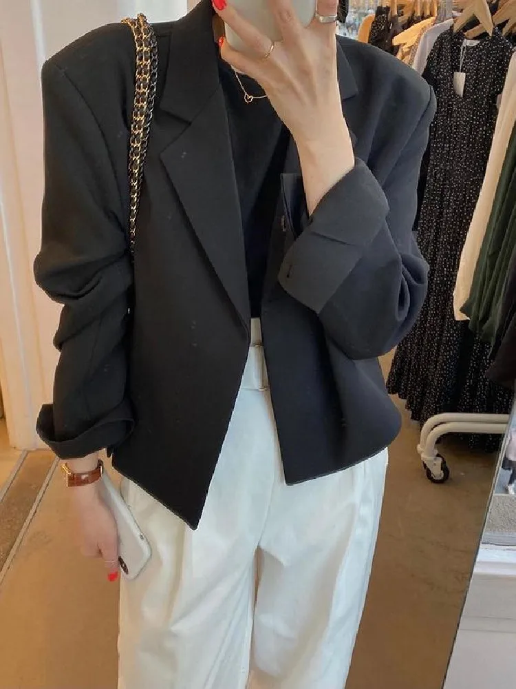 Куртка женская короткая однотонная с длинным рукавом и отложным воротником |