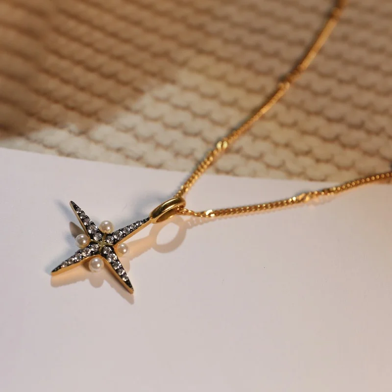 

Трендовое нишевое женское ожерелье с циркониевым жемчугом