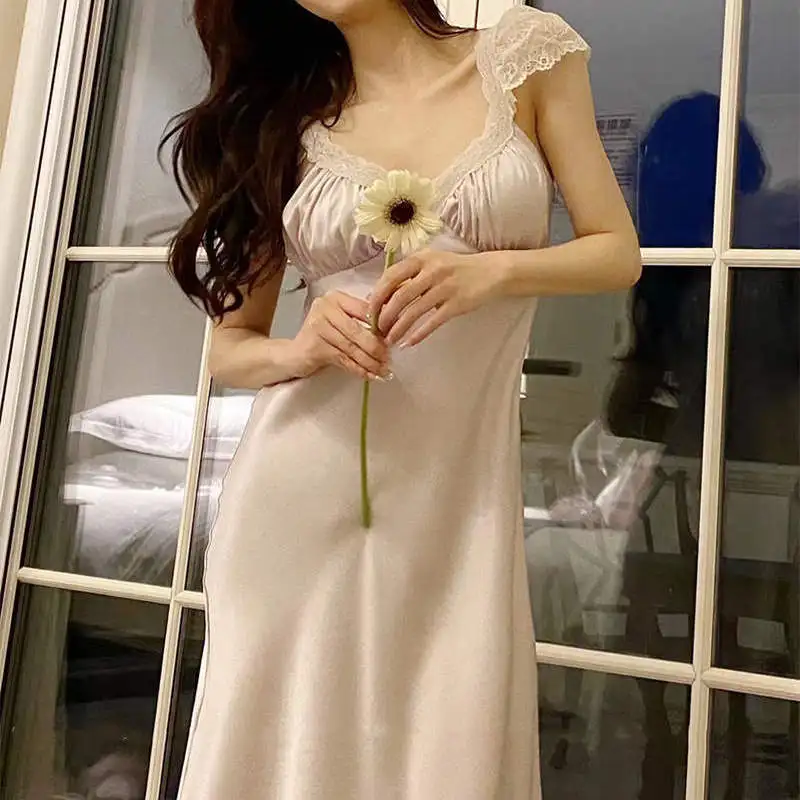 

Ночная сорочка с кружевной отделкой и V-образным вырезом