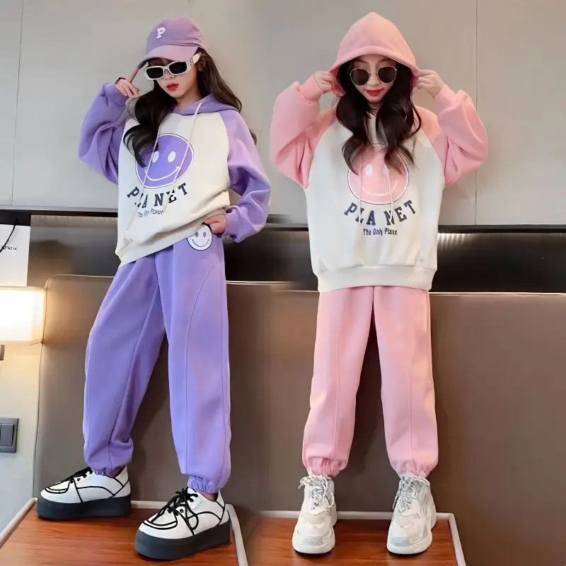 

Спортивные комплекты для девочек, осень 2023, толстовки с капюшоном, свободные штаны с манжетами, лоскутные, с мультяшным принтом улыбки, с надписью, корейские повседневные, 5-12 лет