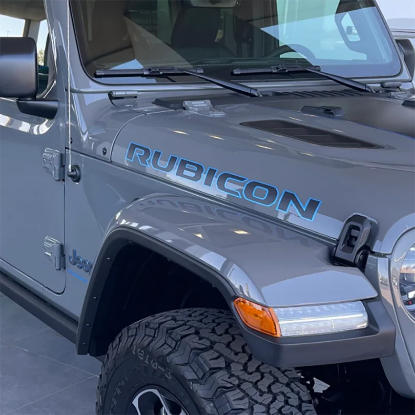 Пара светоотражающих матовых боковых наклеек на капот двигателя с надписью