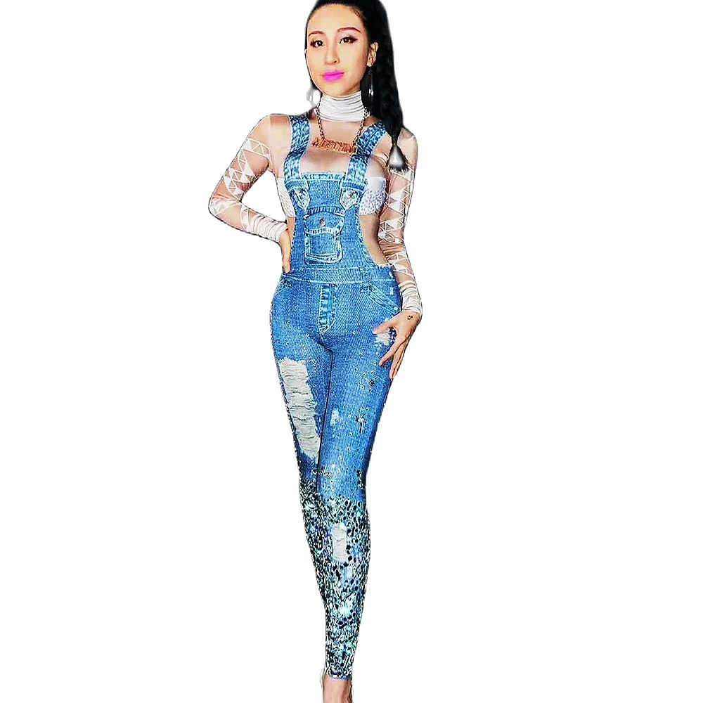 

Женский джинсовый комбинезон с открытой спиной и принтом