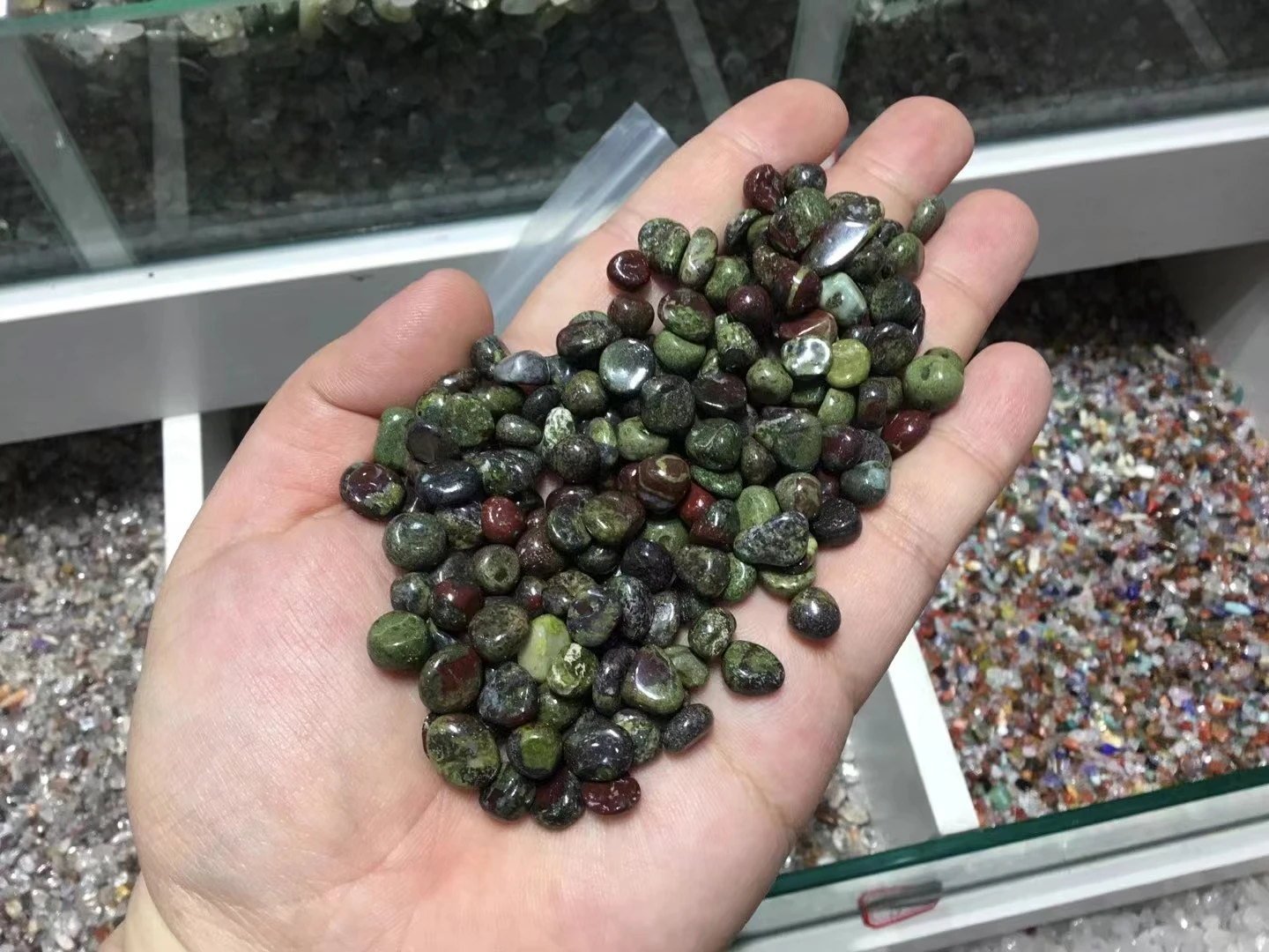 Натуральный камень в виде крови дракона качество гравия кристаллический