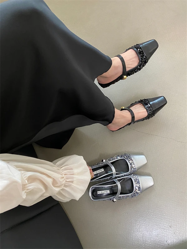 Шлепанцы с острым носком заклепками разноцветные