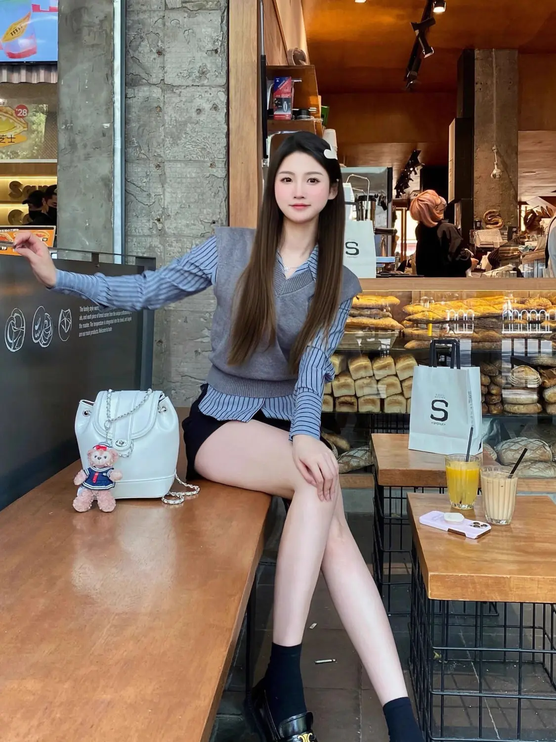 Женский свитер с V-образным вырезом без рукавов