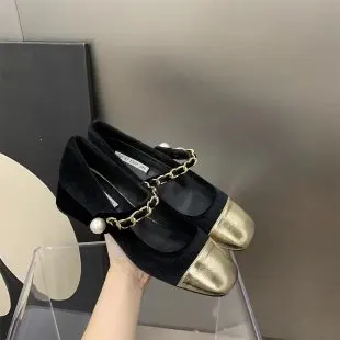 

Женские туфли-лодочки на плоской подошвечерние с круглым носком и цепочкой