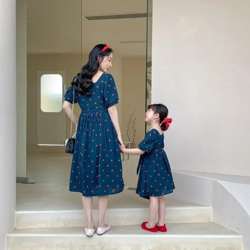 Подходящие платья для мамы и дочки платье маленьких девочек женщин Одинаковая