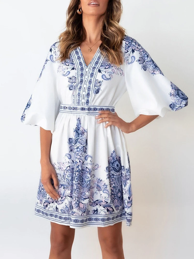 

Женское короткое платье с рукавами-фонариками и V-образным вырезом