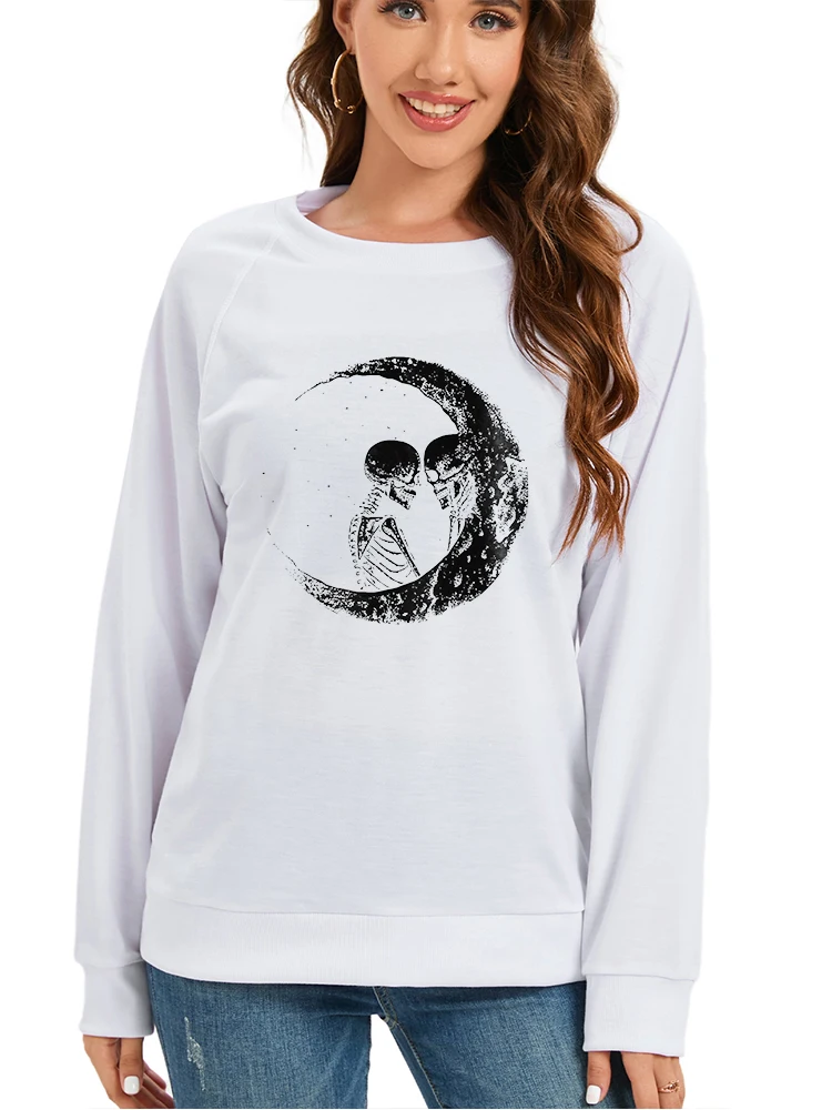 Женский топ с длинным рукавом круглым вырезом и принтом черепа