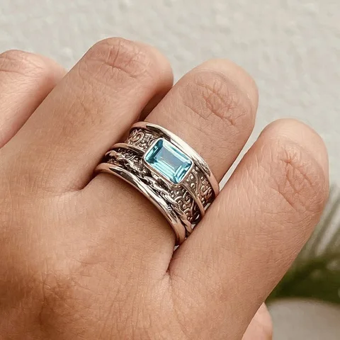 Мужские кольца серебристого цвета с синим камнем