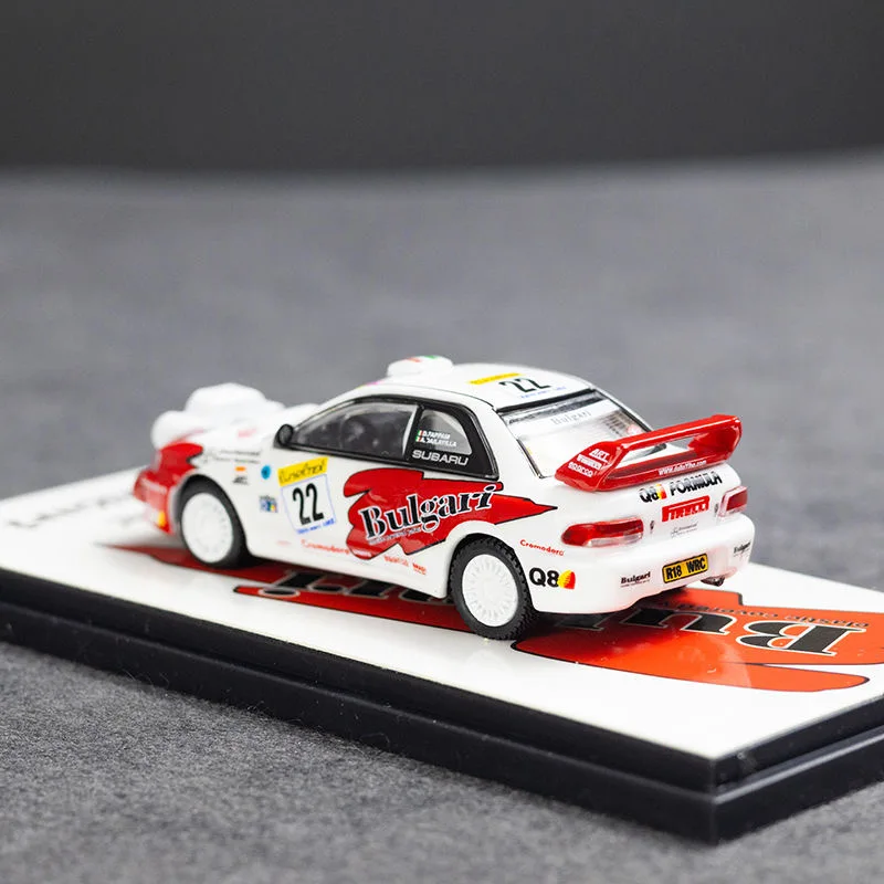 Модель автомобиля из окрашенного сплава FineWorks 1:64 Subaru WRX GC8 WRC с раллийной тематикой
