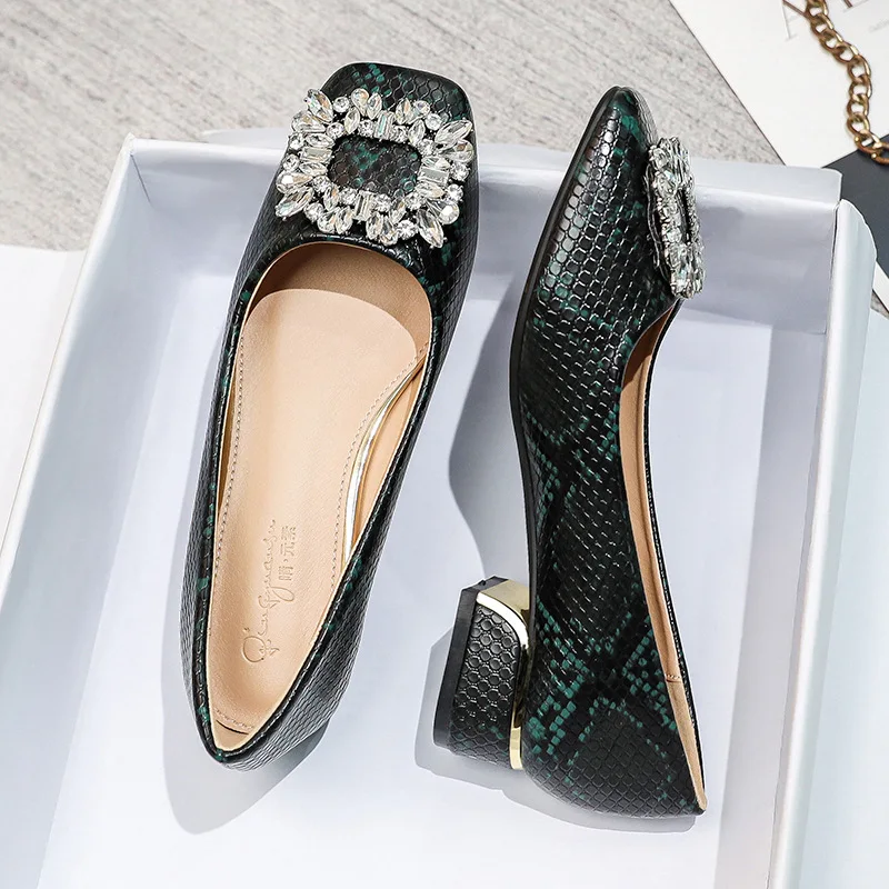 

Женские туфли на массивном каблуке 3 см, с кристаллами и змеиным узором