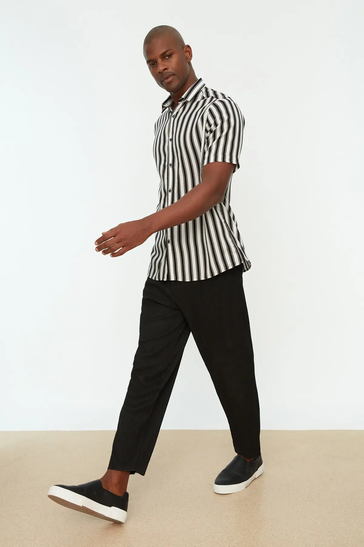 

Black Men Regular Fit Shirt Collar Short Sleeve Striped Shirt TMNSS22GO0291