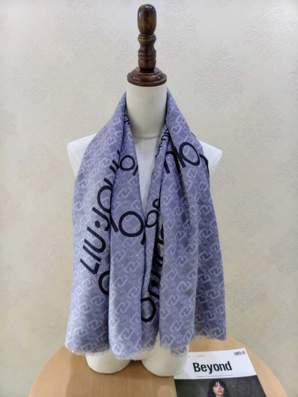 

Italian foreign trade autumn winter new women's shawl scarf letter design simple trend scarf shading warmth college style square