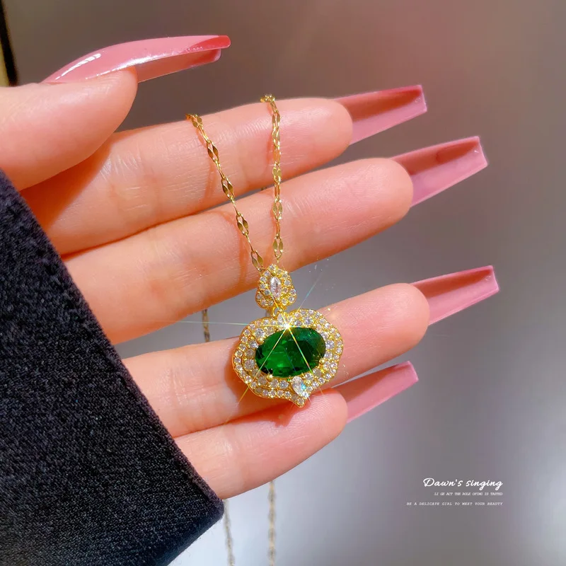 

2022 New Micro Inlaid Gold Full Diamond Emerald Necklace Clavicle Chain Light Luxury Niche Design Jewelry Gift For Women