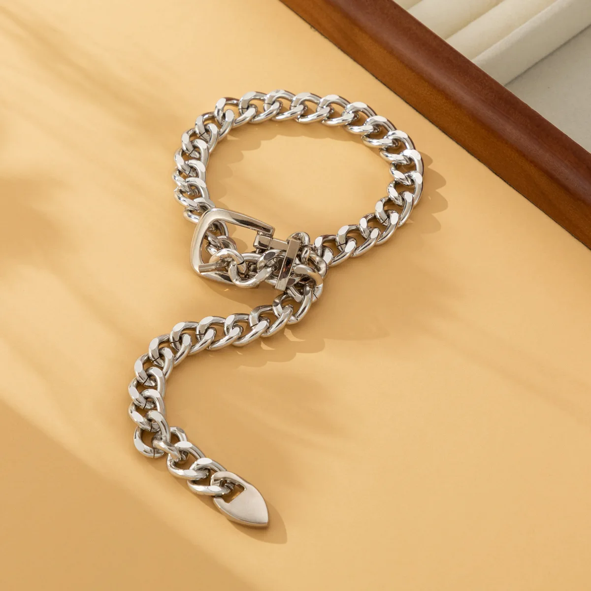 Женское ожерелье с подвеской в виде цепочки