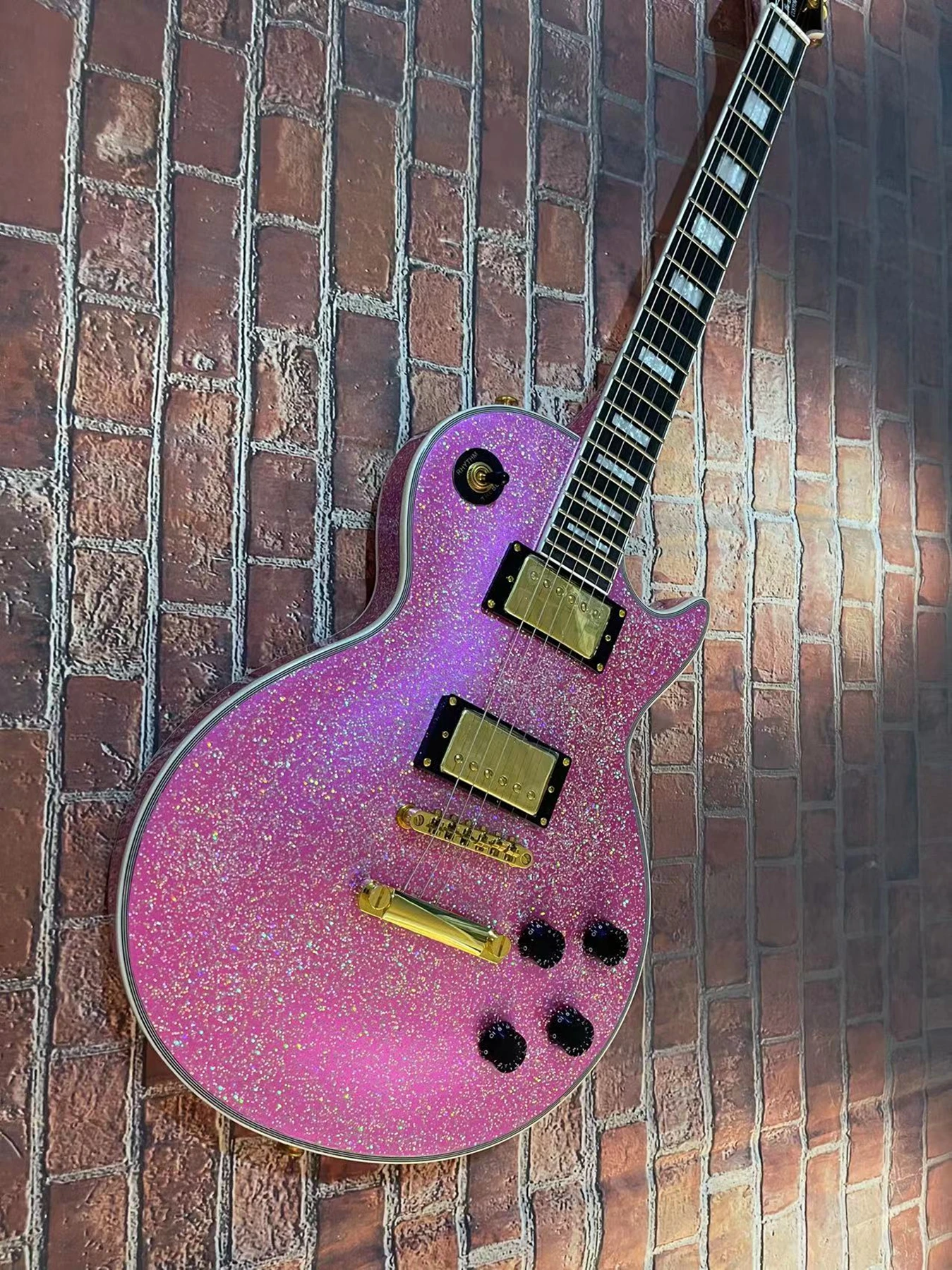 

Шестиструнная Высококачественная электрическая гитара, розово-красные аксессуары, отличное качество, без ремонта изображения, электрическая гитара